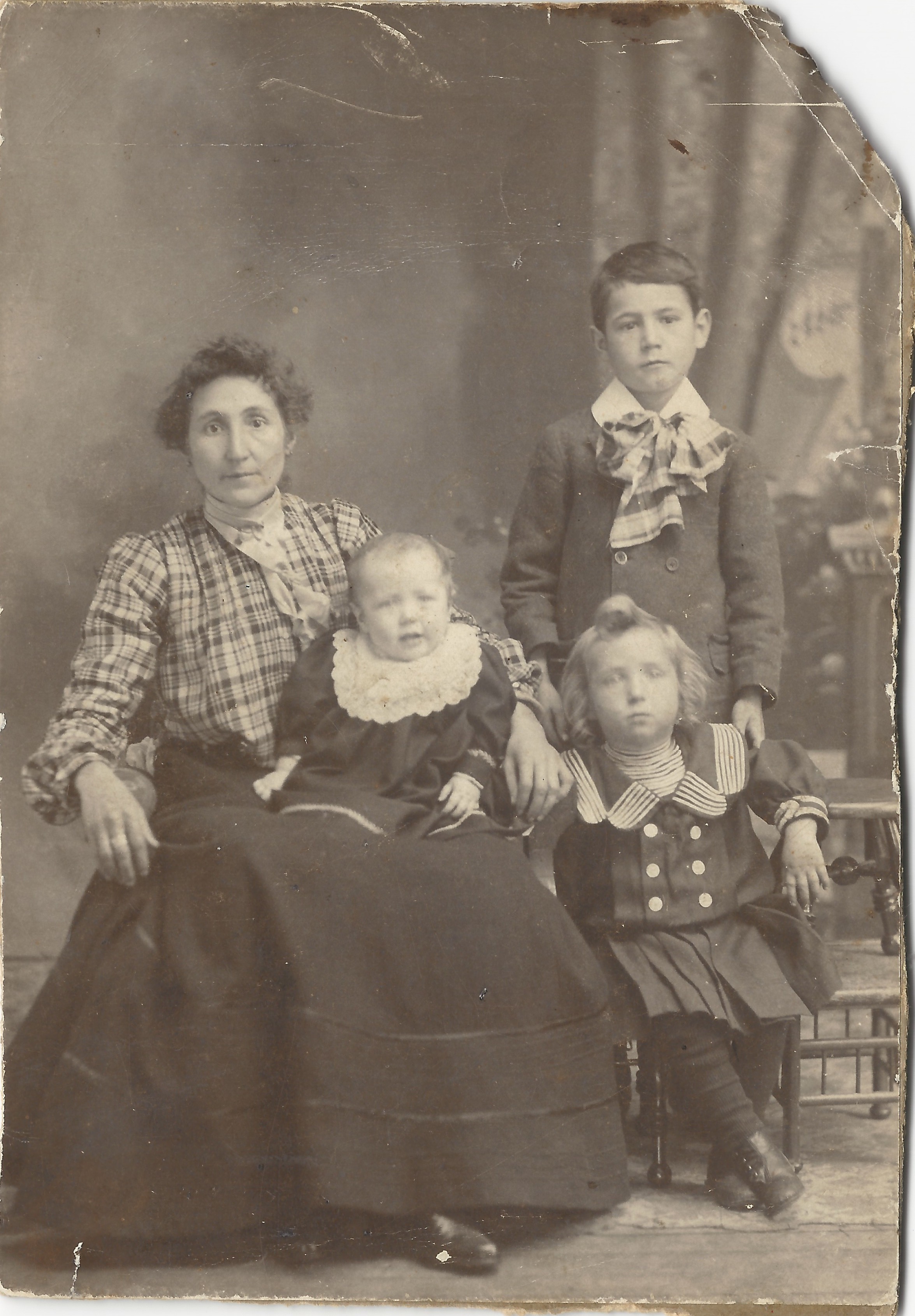 Cécile Gagnon Lizette avec trois de ses enfants. Debout John, l'aîné né en 1894, qui pourrait avoir 6 ans, ce qui daterait la photo de 1900 environ.  L'enfant assis à droite serait alors Wilfrid (1897-1900) et le bébé Pauline-Blanche (1899-1901). 