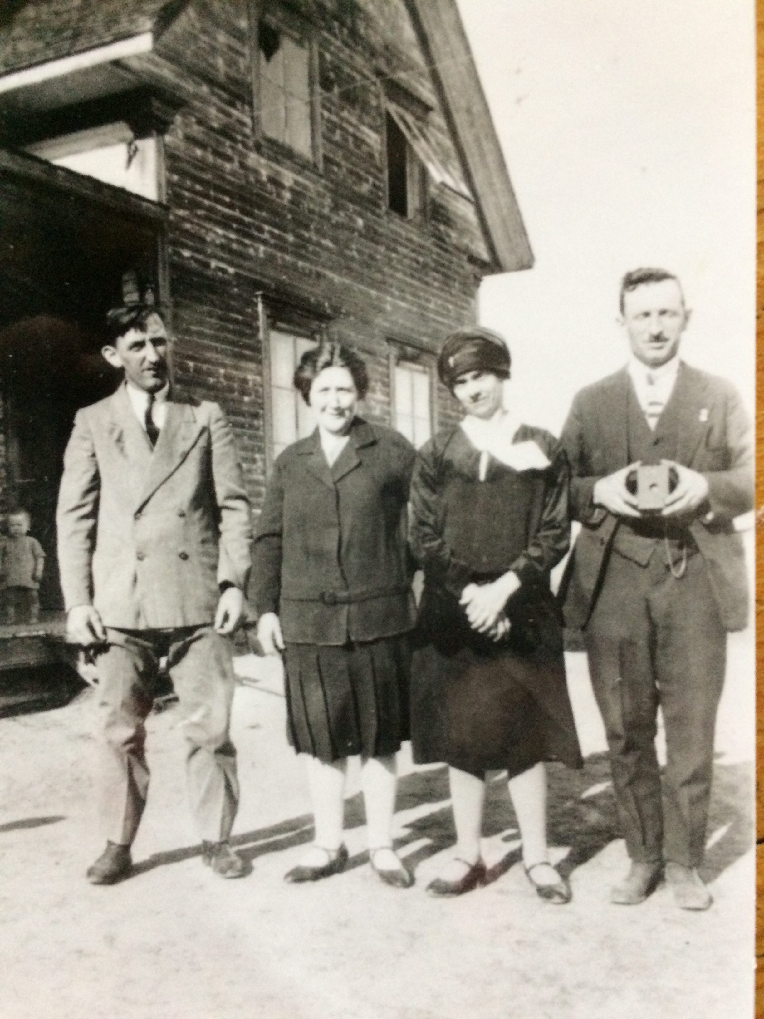 Héraclius Doré, Blanche Lizette, vers 1930. À droite, Jean-Baptiste Doré, frère d'Héraclius, et son épouse Marie Bolduc. Devant la maison du rang Sainte-Anne à Métabetchouan.